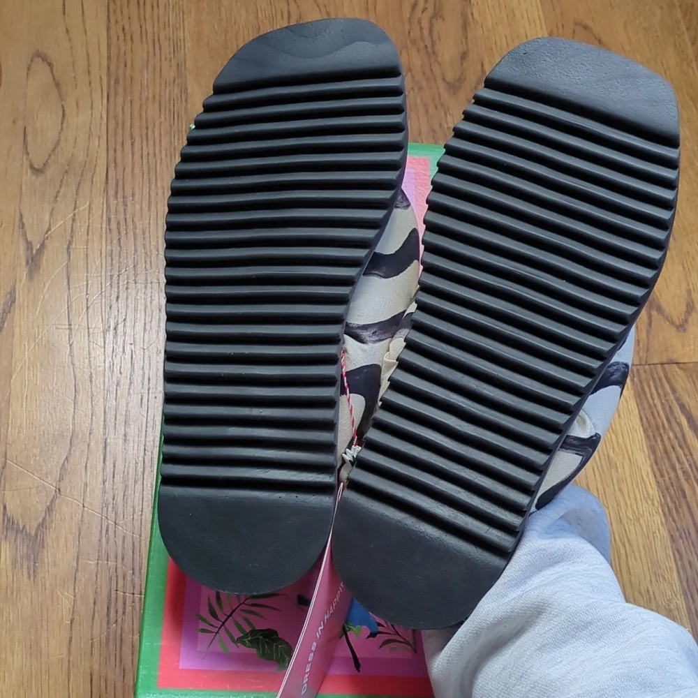 NIB FARM Rio Puffy Flip Flop In Black And Off White Beach Print Women's Size 9